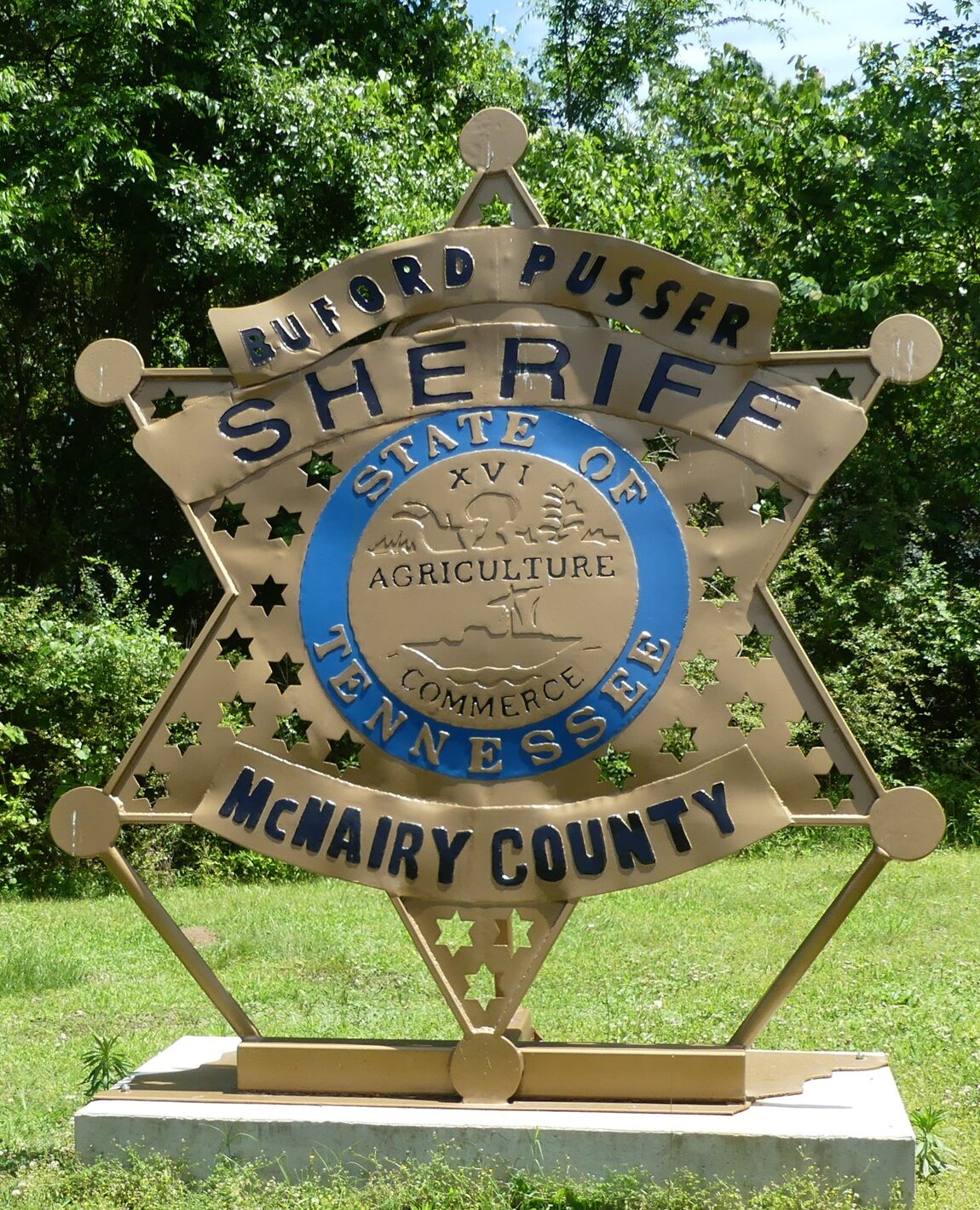 Buford Pusser sheriff badge monument in McNairy County, Tennessee